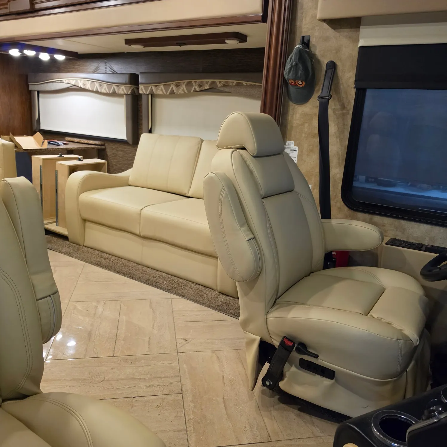 2019 31B with a living room featuring a couch and chairs, a steering wheel, a glass window, a cap, lights
